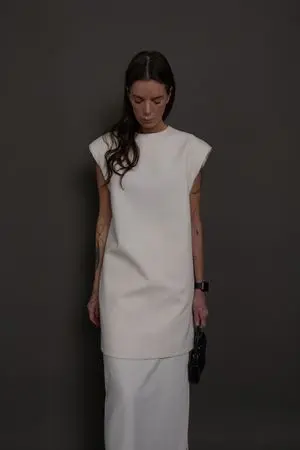 Платье мини без рукавов с поясом, молочный