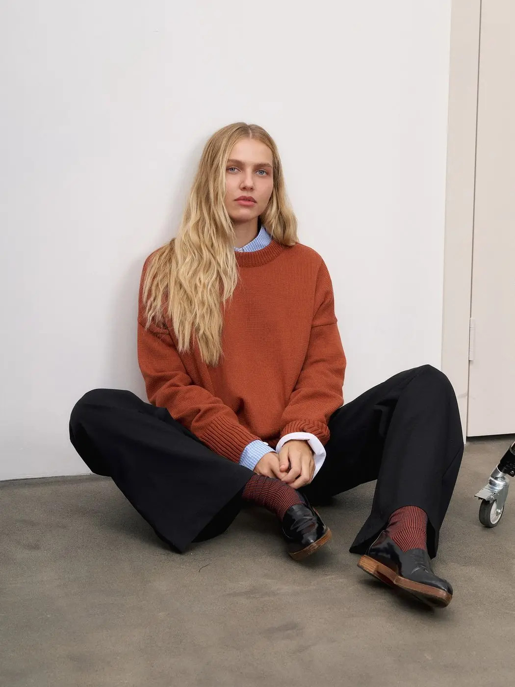 Джемпер гладкой вязки со спущенным плечом, охра