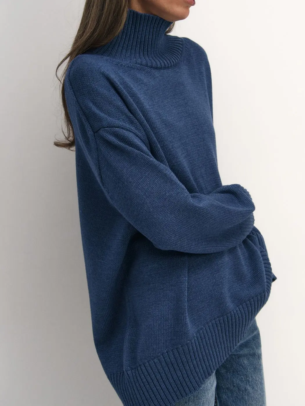 Свитер объемный с воротником-стойкой, синий