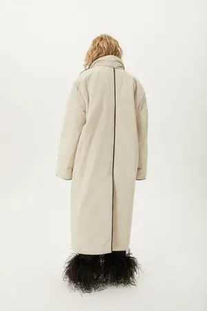 Объемное утепленное пальто с кантом, бежевое