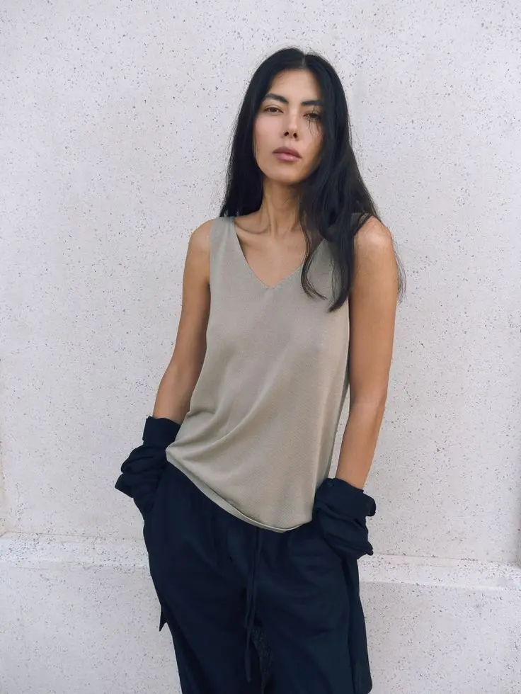 Топ трикотажный с V-образным вырезом, серо-бежевый