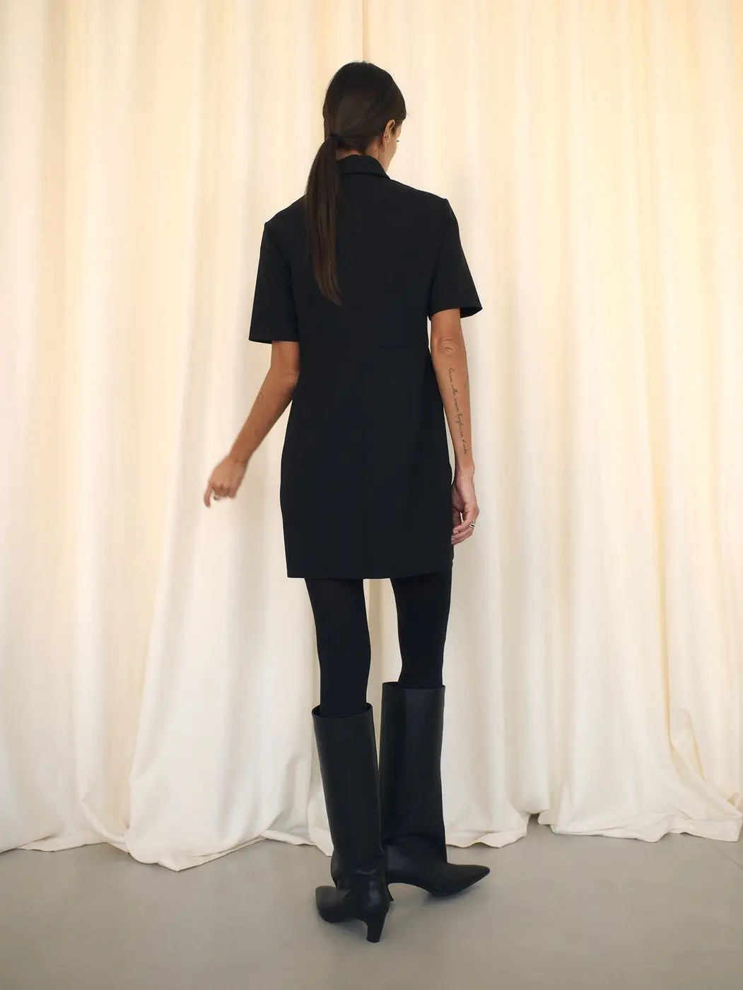 Платье мини с молнией на груди, черный