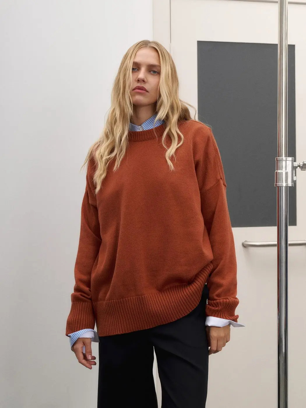 Джемпер гладкой вязки со спущенным плечом, охра