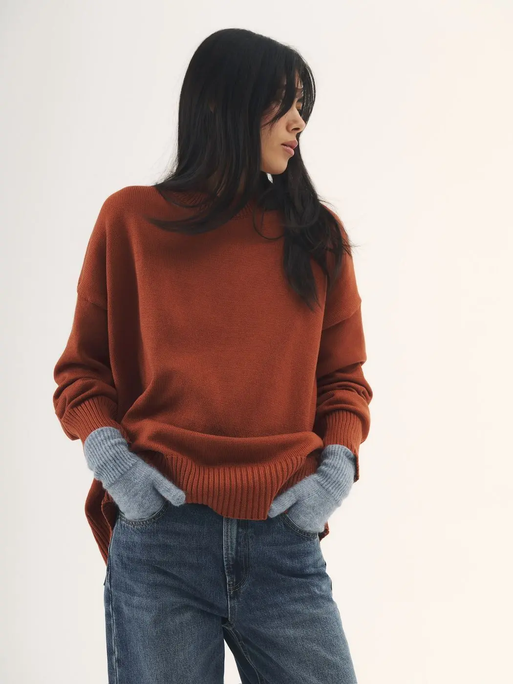 Джемпер гладкой вязки со спущенным плечом, охра