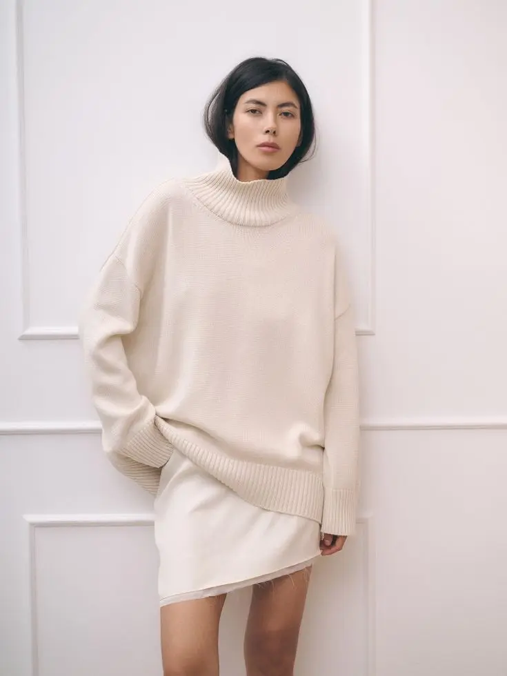 Свитер объемный с воротником-стойкой, кремовый