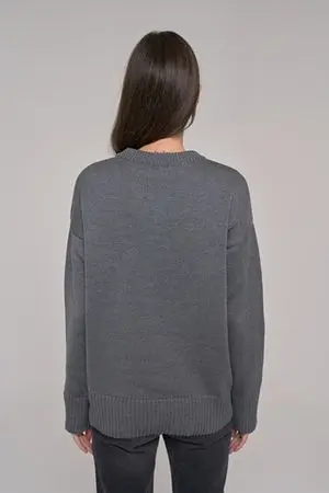 Джемпер гладкой вязки со спущенным плечом, графитовый