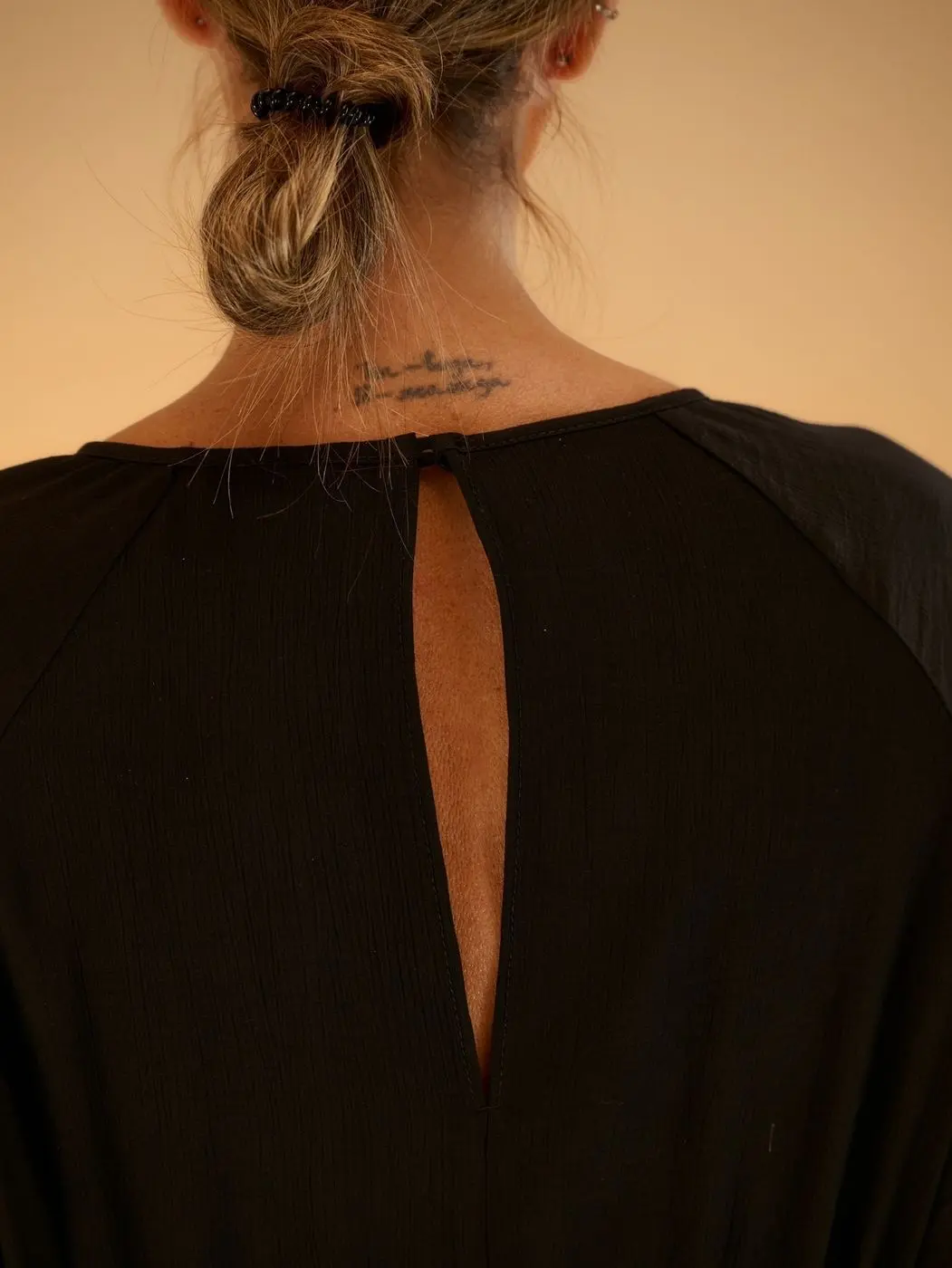 Платье фактурное с рюшем на талии, черный