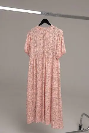 Платье миди с пуговицами на груди, персиковый (принт:цветы)