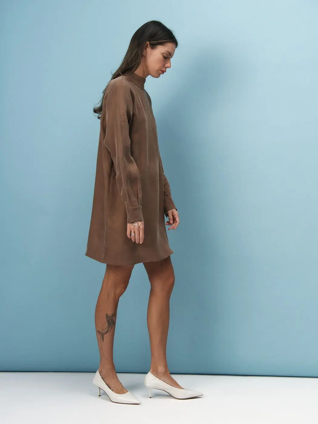 Платье мини с воротником-стойка, карамельный