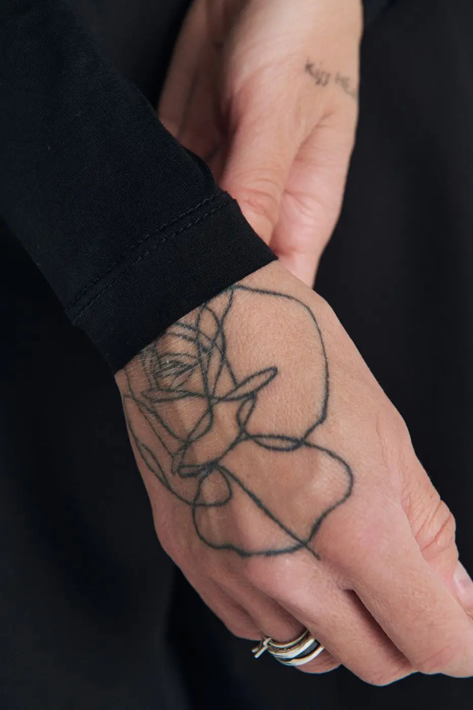 Лонгслив из вискозы с необработанными краями, черный