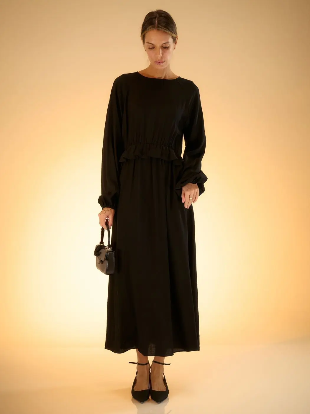 Платье фактурное с рюшем на талии, черный