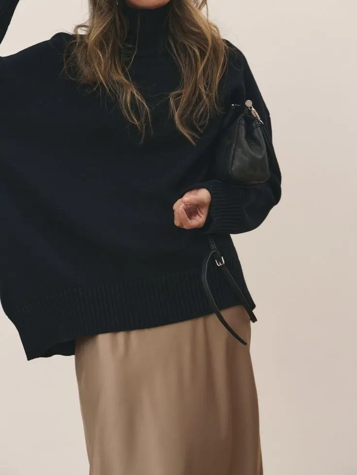 Свитер объемный с воротником-стойкой, черный