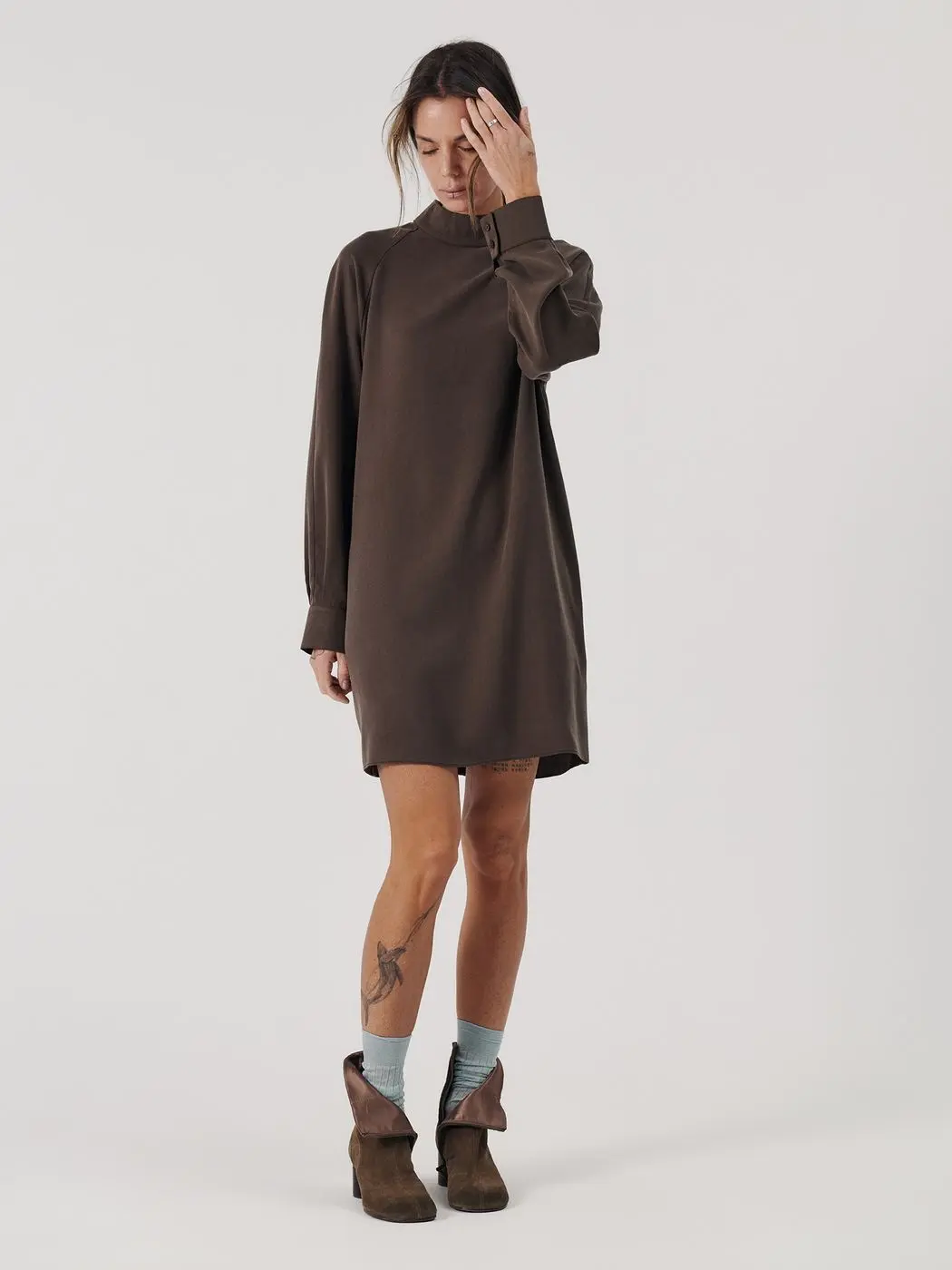 Платье мини с воротником-стойка, шоколадный