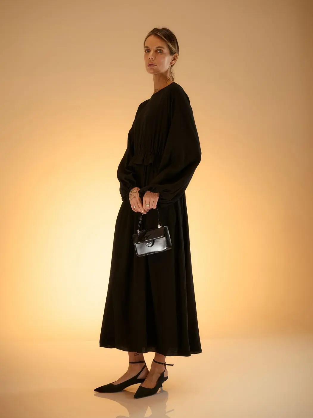 Платье фактурное с рюшем на талии, черный