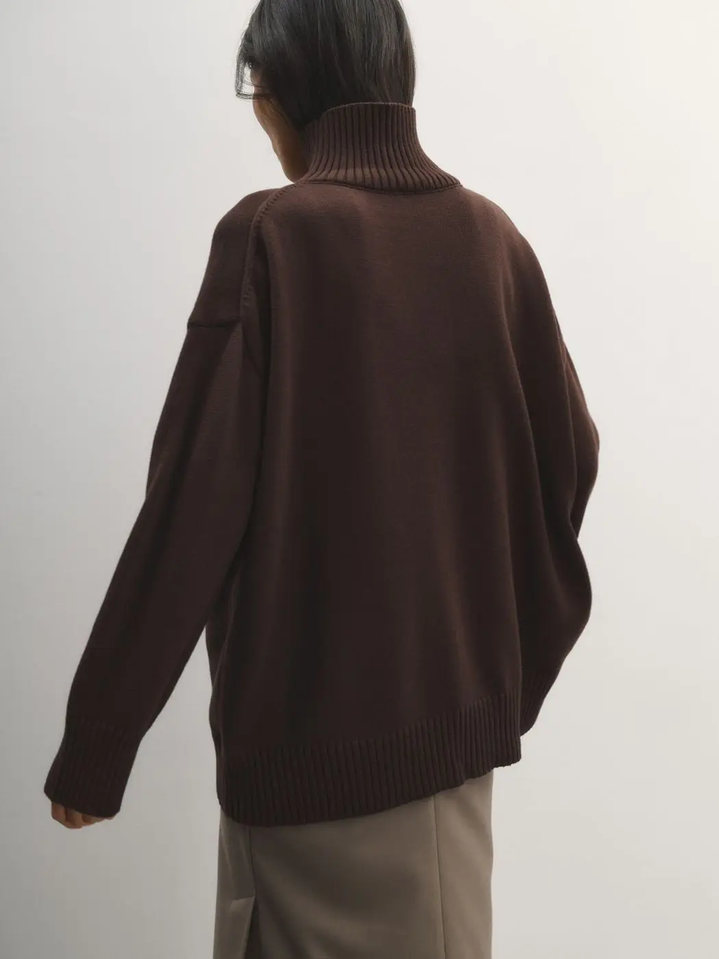 Свитер объемный с воротником-стойкой, шоколадный