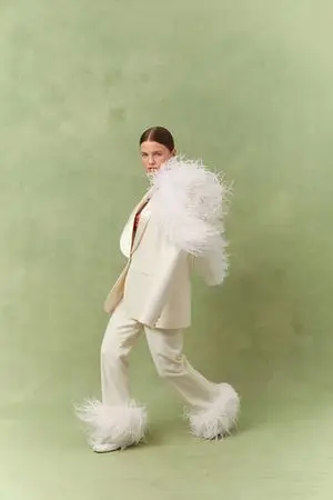 Брюки с перьями ((Самая красивая на празднике)), молочные