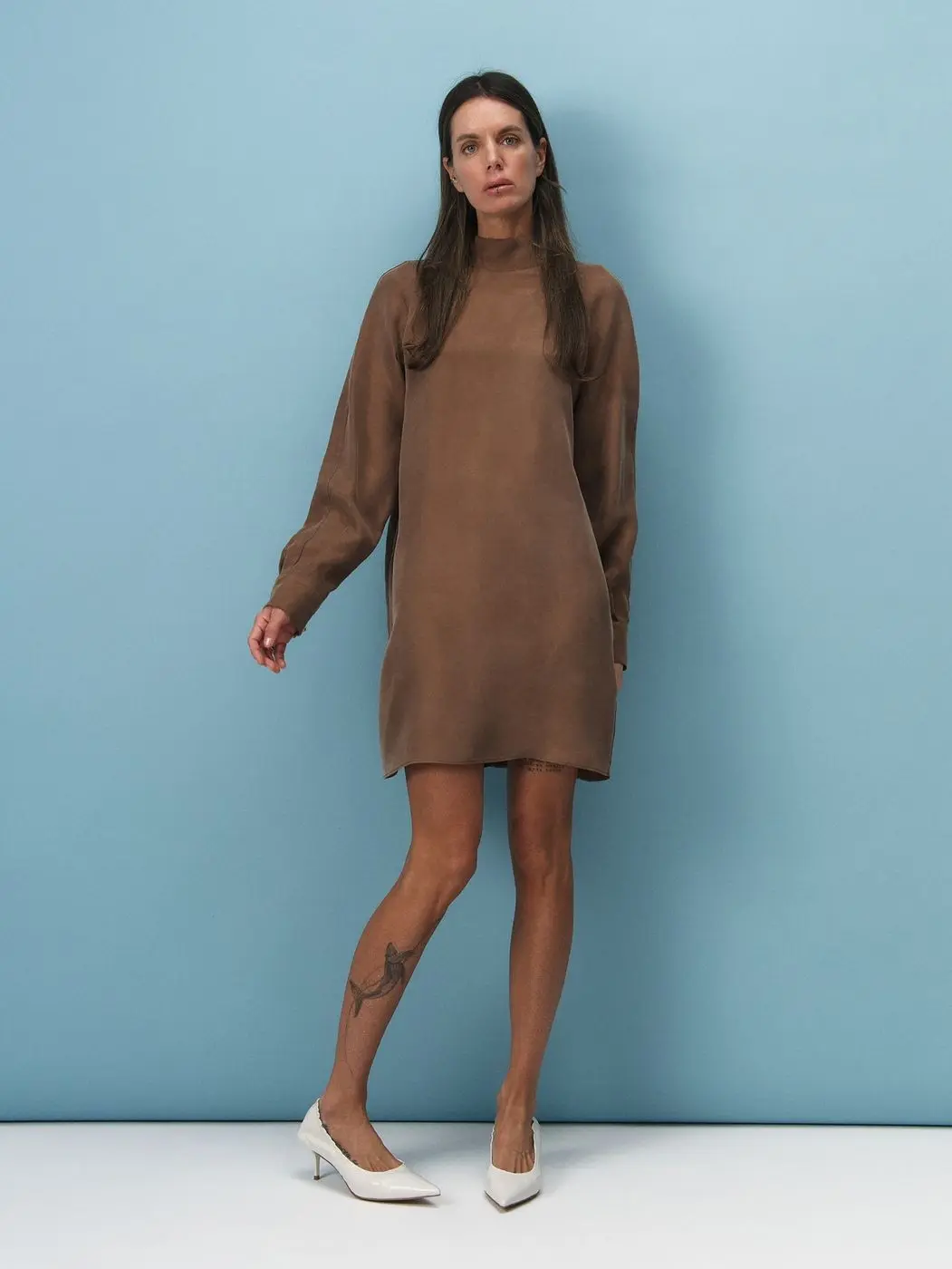 Платье мини с воротником-стойка, карамельный