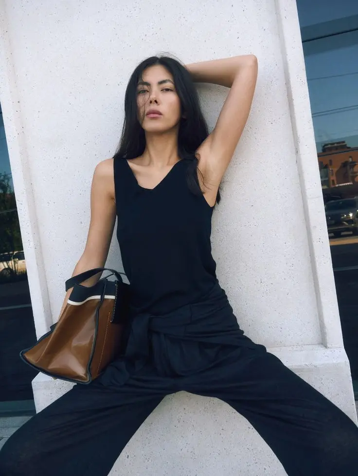 Топ трикотажный с V-образным вырезом, черный