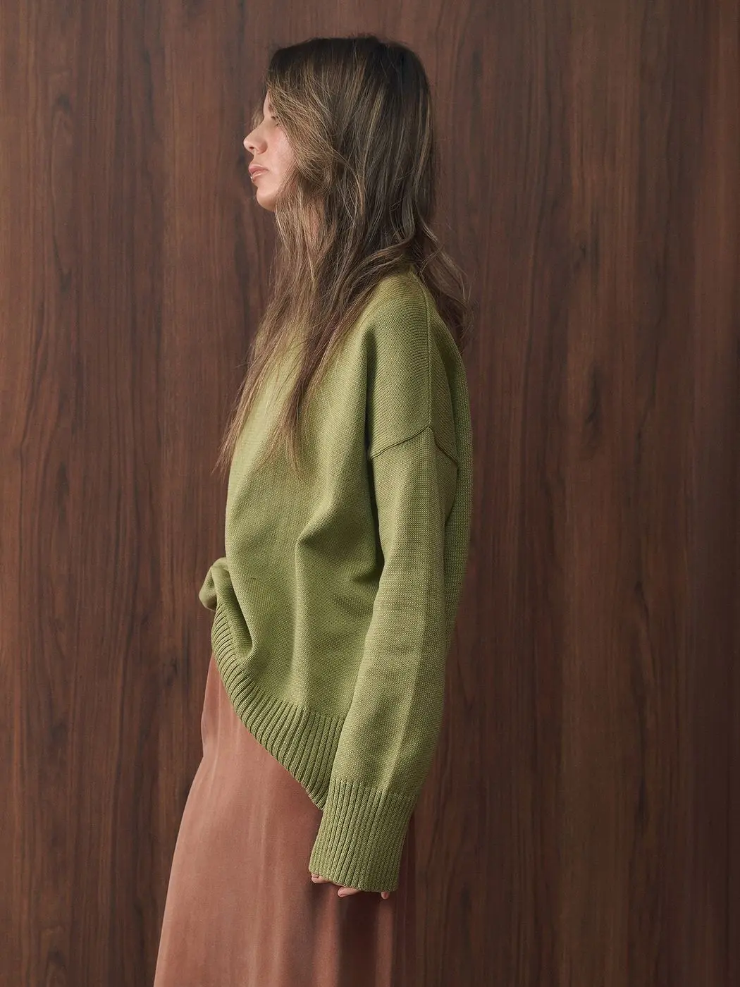 Джемпер гладкой вязки со спущенным плечом, фисташковый