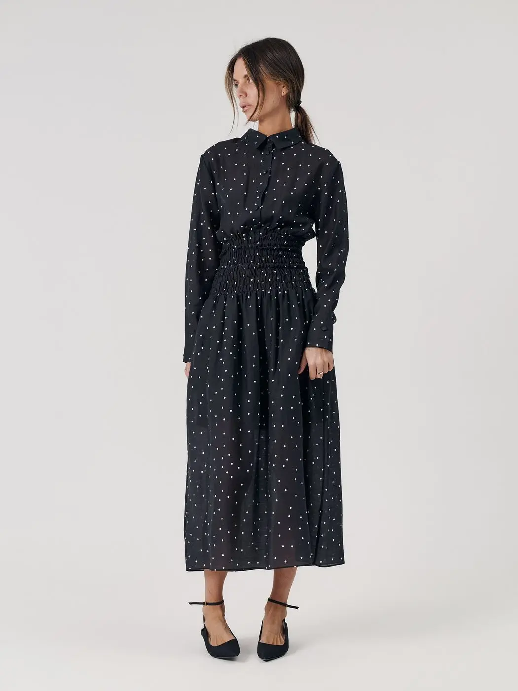 Платье макси с акцентной талией, черный (принт: Горох)