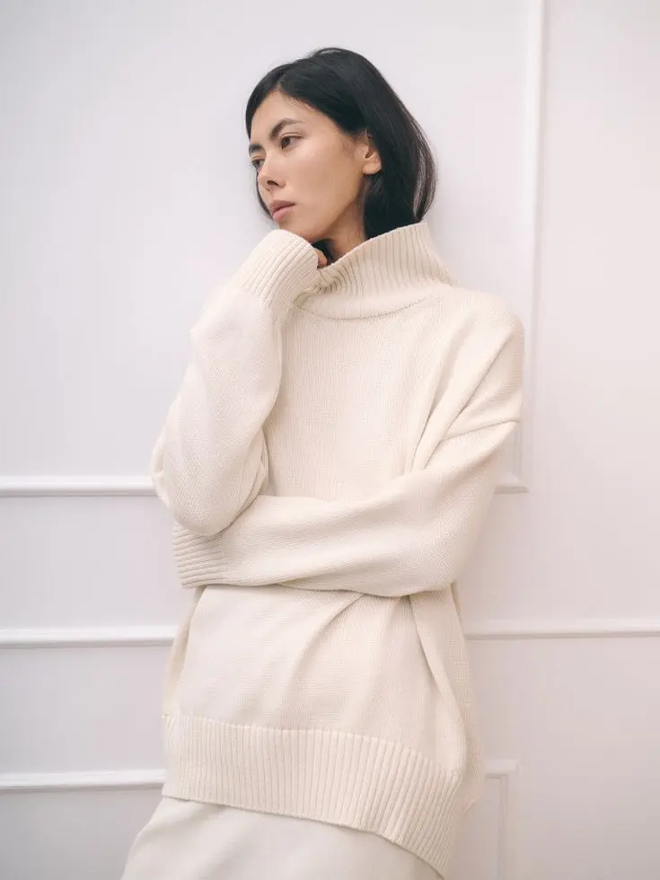 Свитер объемный с воротником-стойкой, кремовый