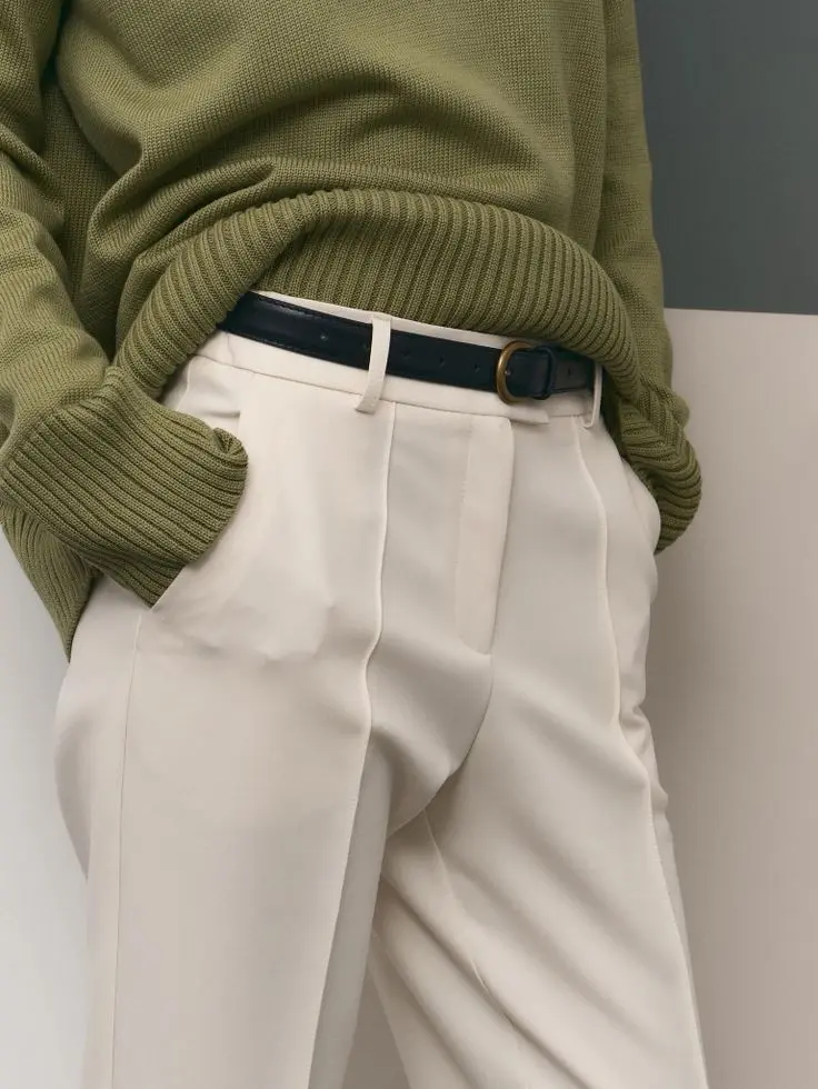 Кожаный ремень с золотистой пряжкой, черный