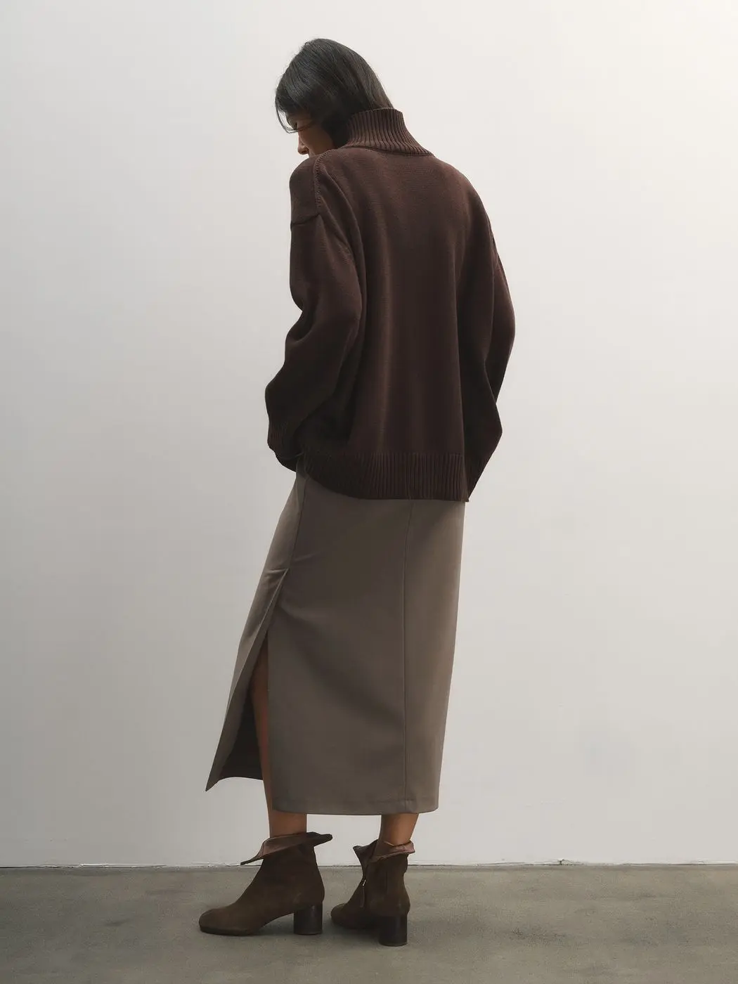 Свитер объемный с воротником-стойкой, шоколадный