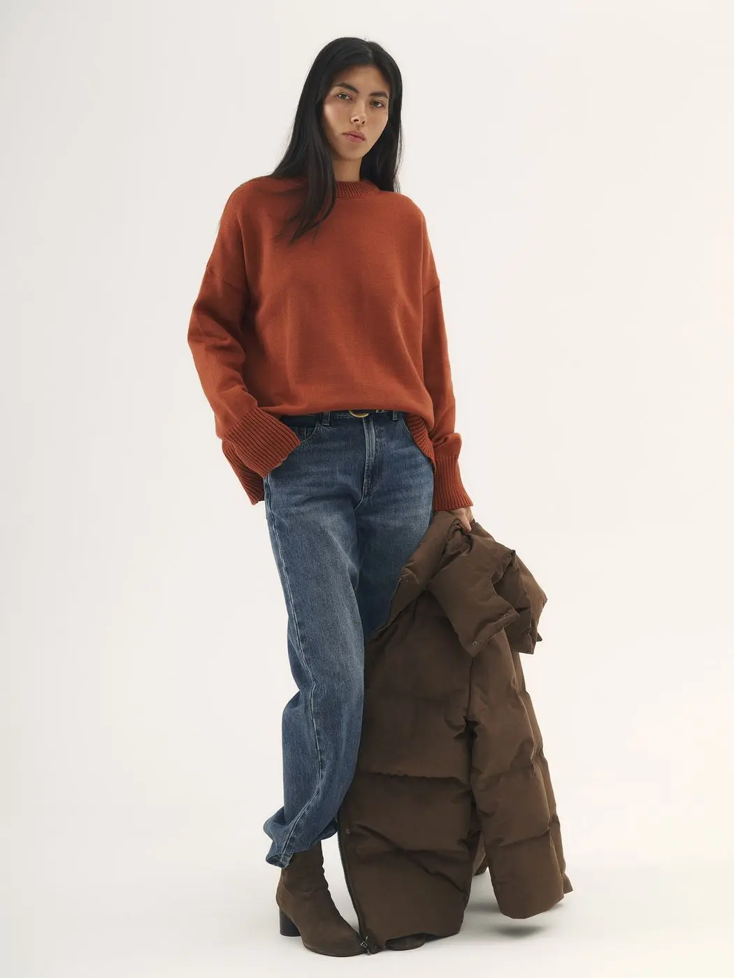 Джемпер гладкой вязки со спущенным плечом, охра