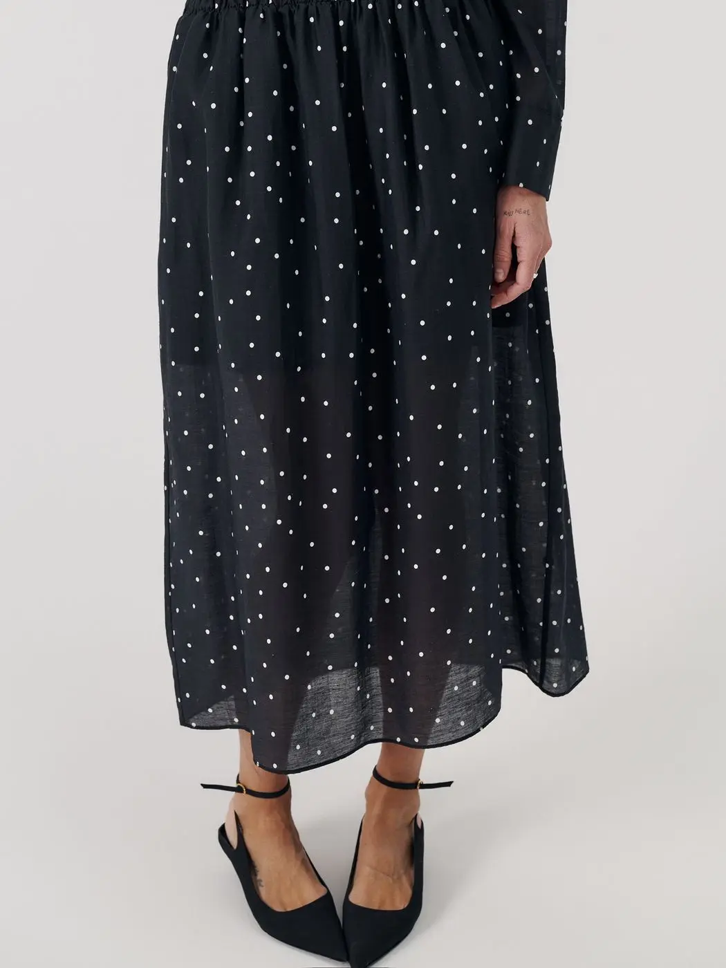 Платье макси с акцентной талией, черный (принт: Горох)