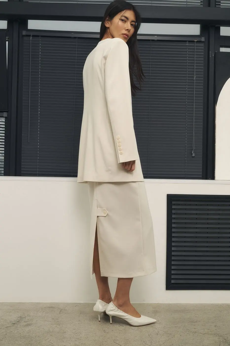 Юбка миди с хлястиком на шлице, молочный