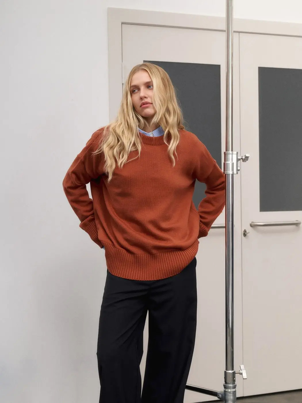 Джемпер гладкой вязки со спущенным плечом, охра