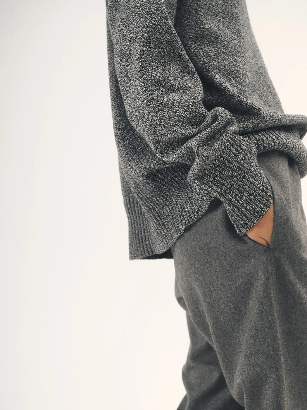 Джемпер гладкой вязки со спущенным плечом, черно-белый меланж