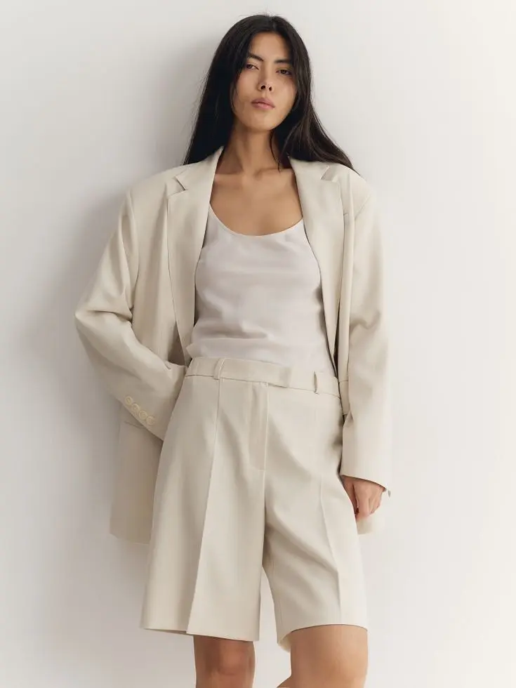 Бермуды из фактурной ткани, молочный