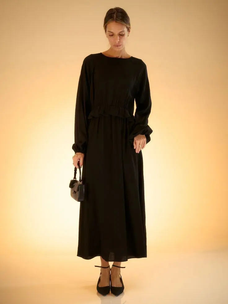 Платье фактурное с рюшем на талии, черный