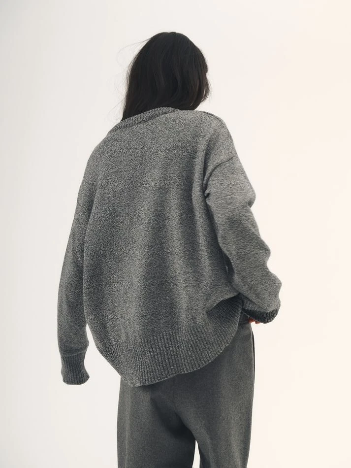 Джемпер гладкой вязки со спущенным плечом, черно-белый меланж