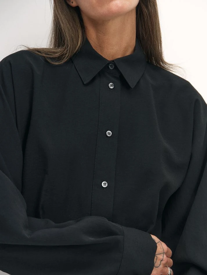 Платье-рубашка с защипами на талии, черный