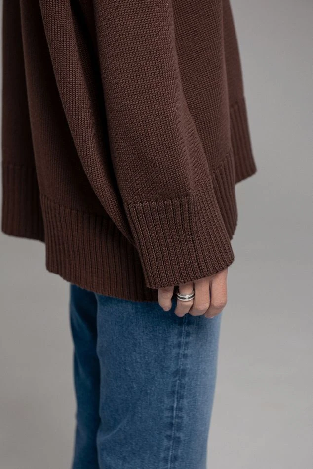 Свитер объемный с воротником-стойкой, шоколадный