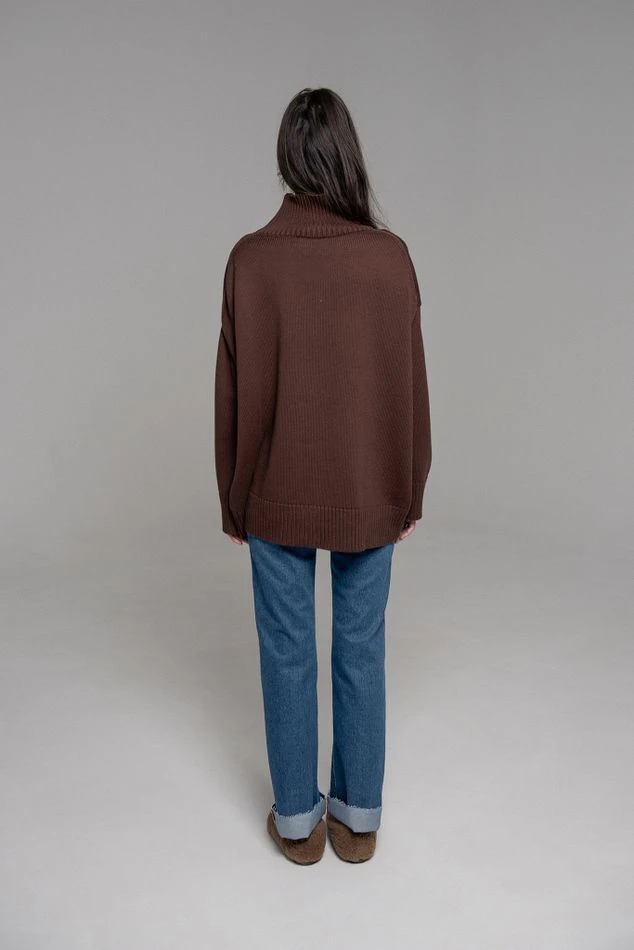 Свитер объемный с воротником-стойкой, шоколадный