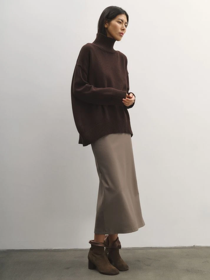 Свитер объемный с воротником-стойкой, шоколадный