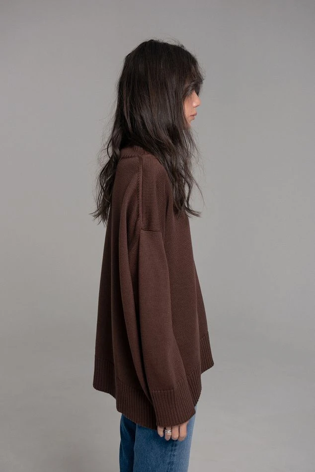 Свитер объемный с воротником-стойкой, шоколадный