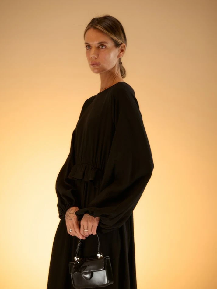 Платье фактурное с рюшем на талии, черный