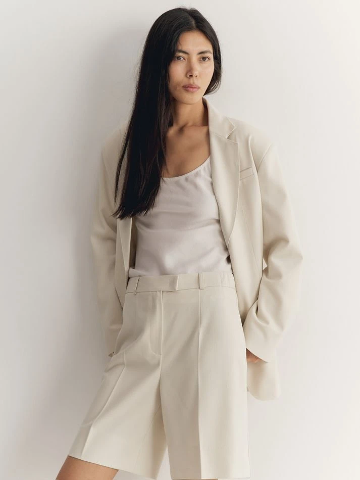 Бермуды из фактурной ткани, молочный