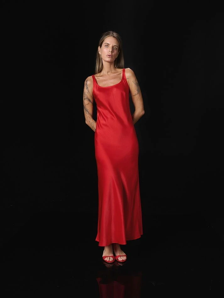 Комбинация прилегающего силуэта, красный