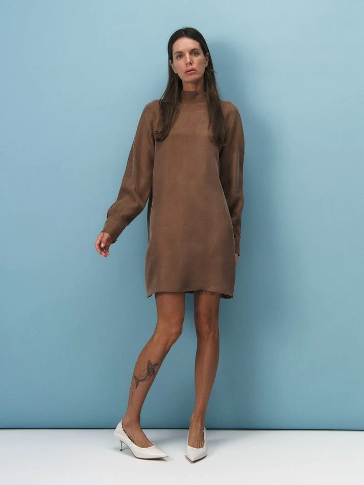 Платье мини с воротником-стойка, карамельный