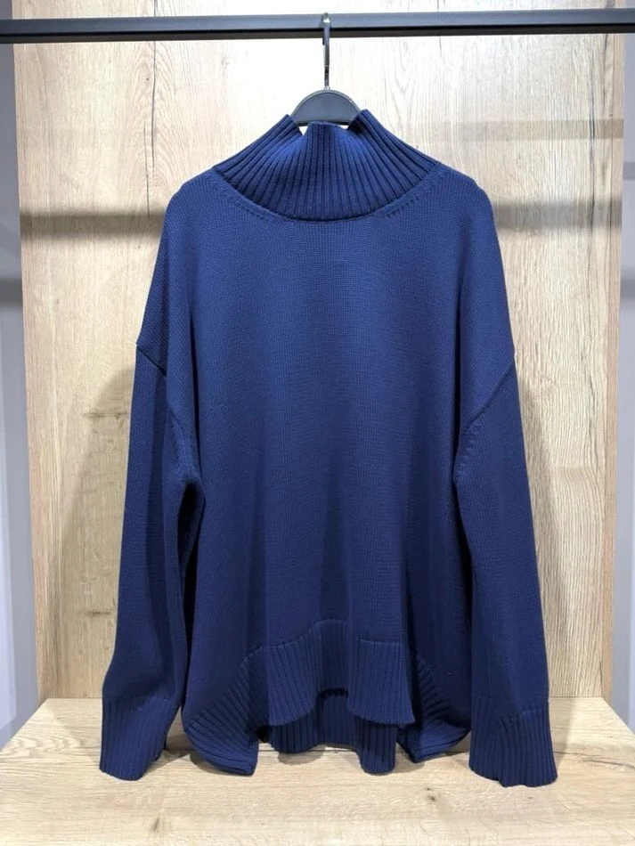 Свитер объемный с воротником-стойкой, темно-синий