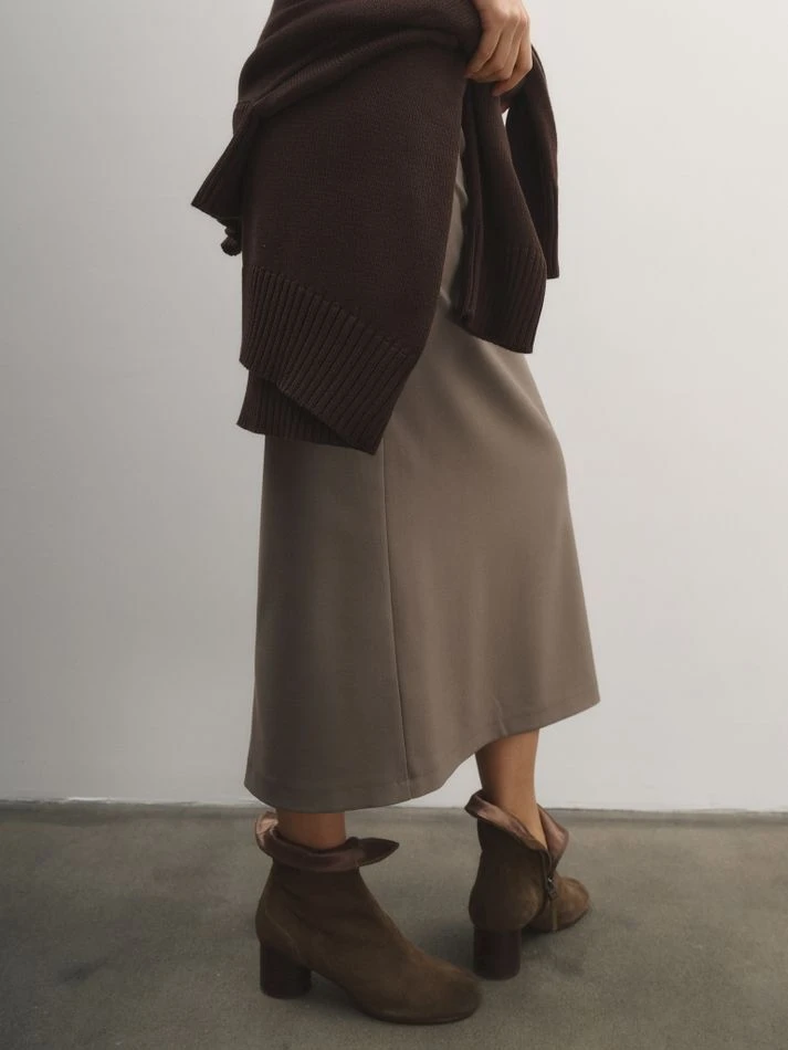 Свитер объемный с воротником-стойкой, шоколадный