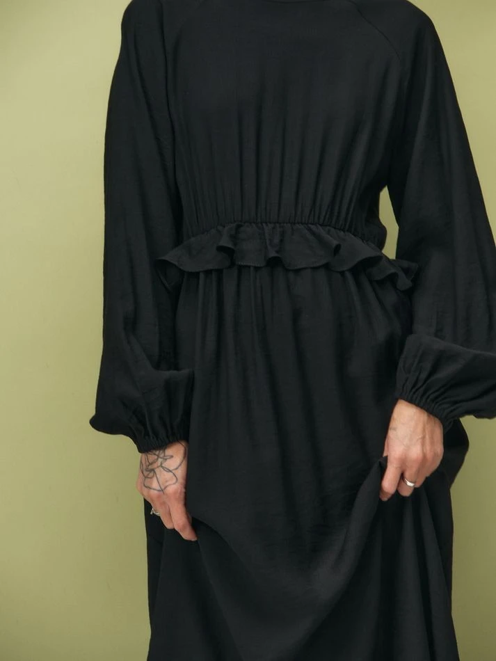 Платье фактурное с рюшем на талии, черный