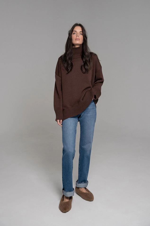 Свитер объемный с воротником-стойкой, шоколадный