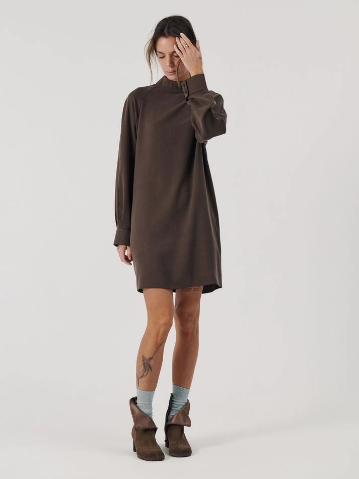 Платье мини с воротником-стойка, шоколадный