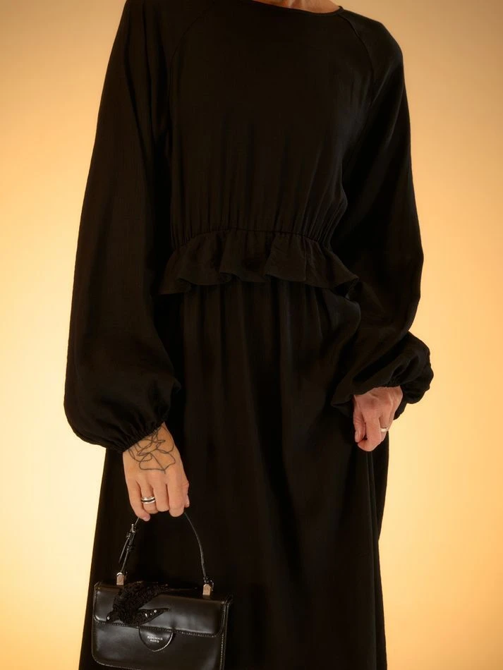 Платье фактурное с рюшем на талии, черный